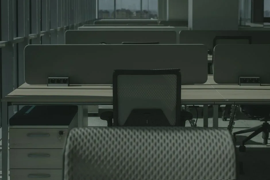 Un poste de commercial vacant dans un bureau : le coût fixe d'une embauche avant le premier client signé.